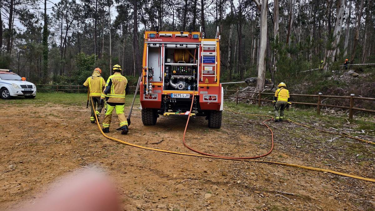 Voluntarios de Protección Civil de toda Galicia se forman contra el fuego en Domaio Voluntarios de Protección Civil de toda Galicia se forman contra el fuego en Domaio
