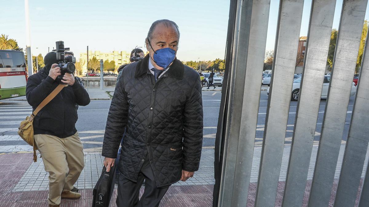 El expresidente de la Diputación José Joaquín Ripoll en una imagen de hace unas semanas a su llegada a la sede de la Audiencia de Alicante en Elche, donde está siendo juzgado por el Plan Zonal