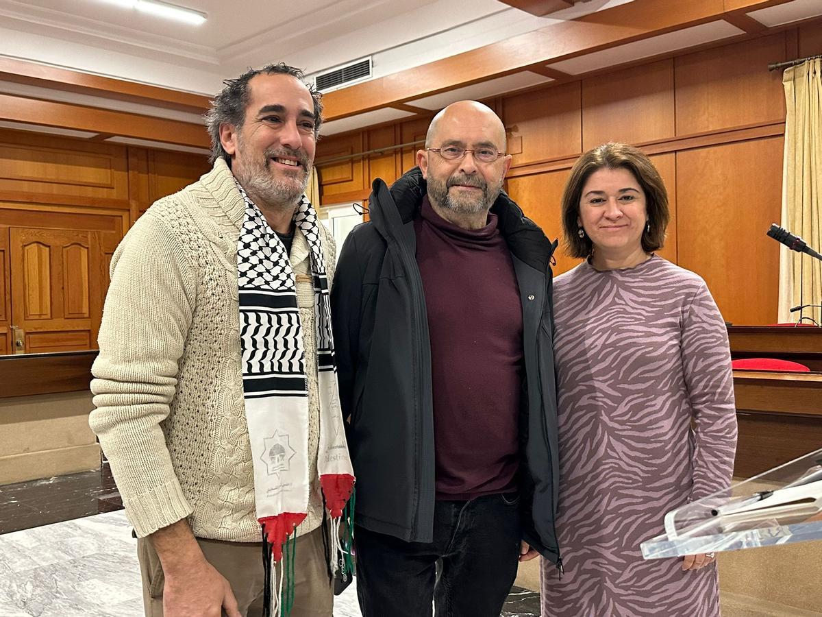 Los concejales de Hacemos Juan Hidalgo e Irene Ruiz, con Juan Rivera de Colectivo Prometeo.