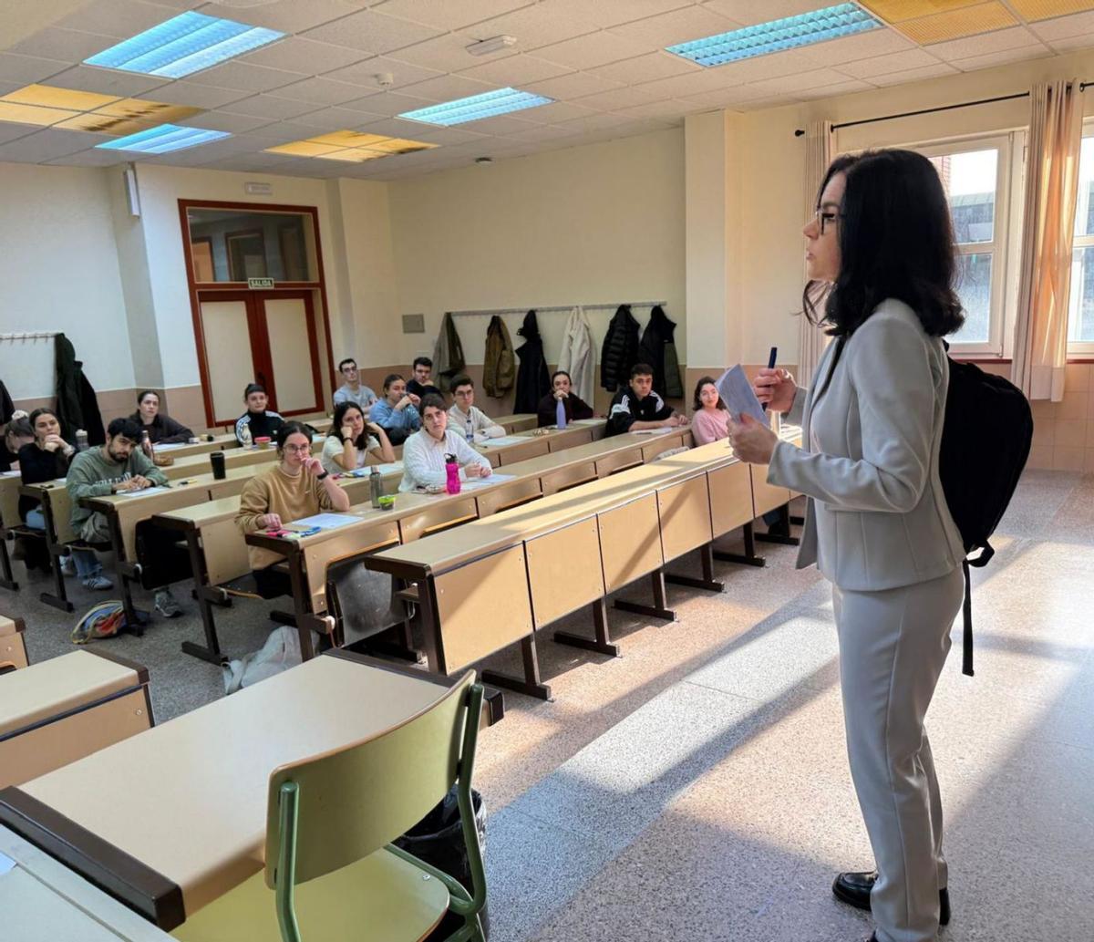 Paula Jiménez Fonseca da instrucciones prácticas a los alumnos, minutos antes del simulacro de examen.