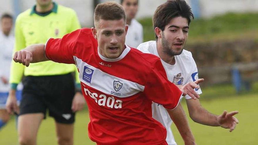 Cayarga pelea el balón con un jugador del Mosconia.