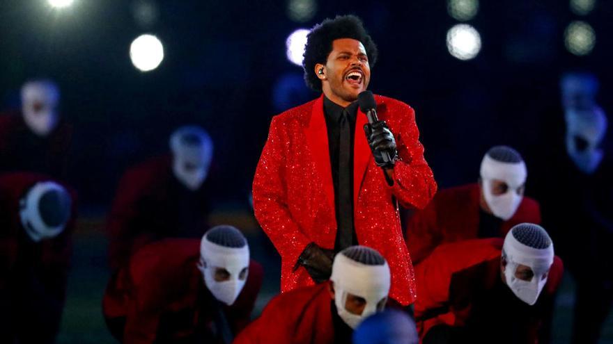 Un instant de l&#039;actuació de The Weeknd durant l&#039;entretemps de la Superbowl