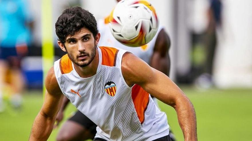 Gonçalo Guedes, en la ciudad deportiva del Valencia.  lázaro de la peña/ vcf