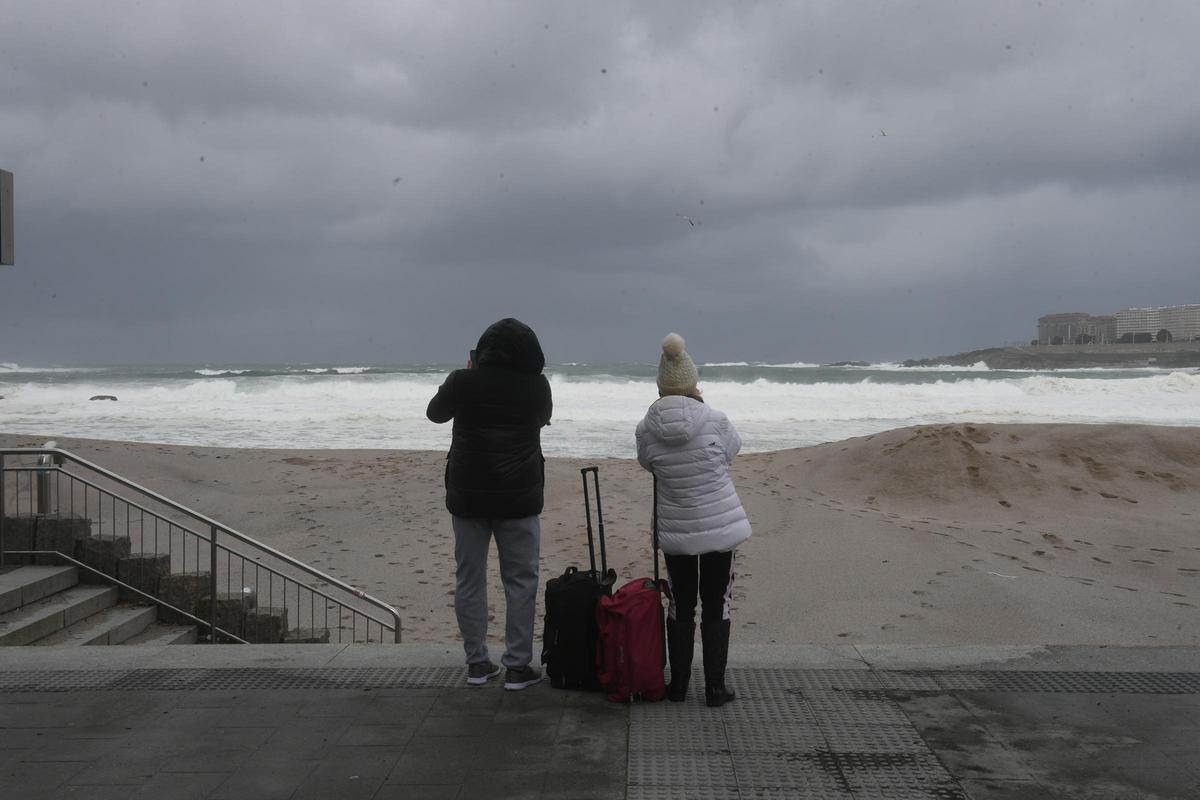 Alerta roja en el litoral coruñés por olas de hasta nueve metros