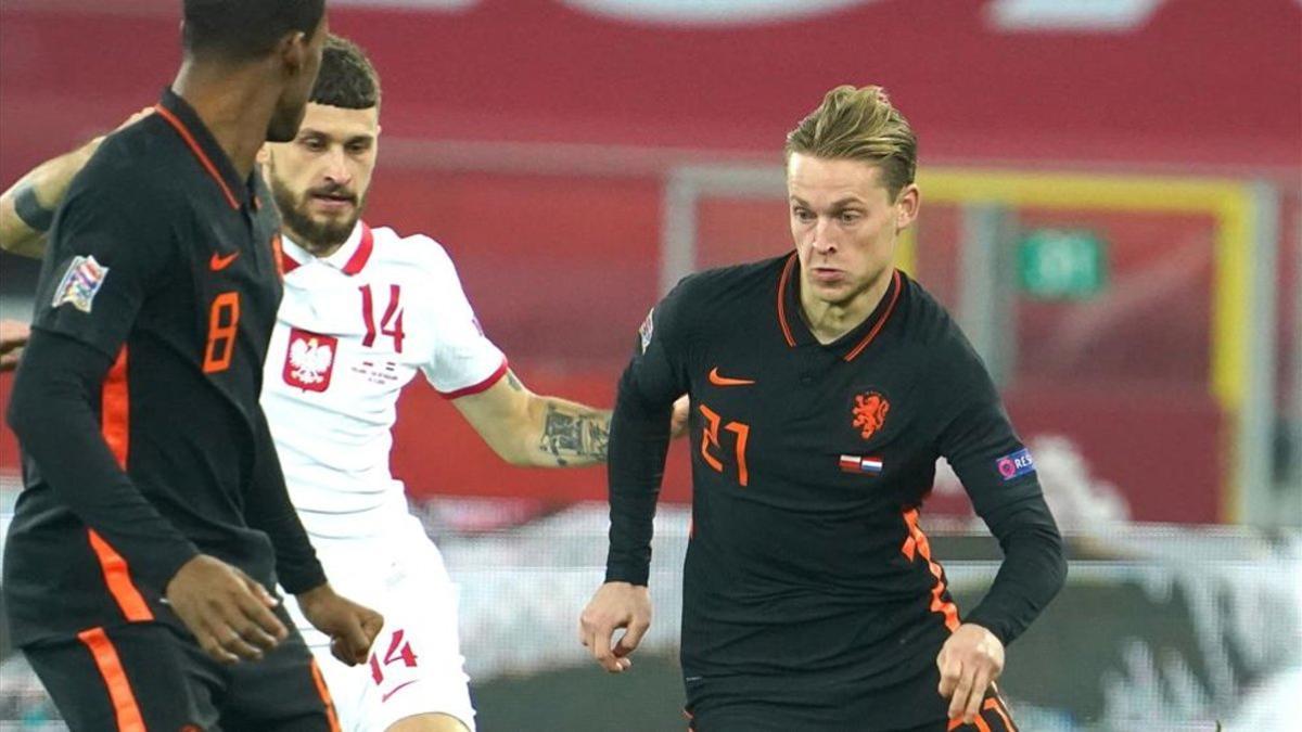 De Jong conduce el cuero en un lance del encuentro ante Polonia