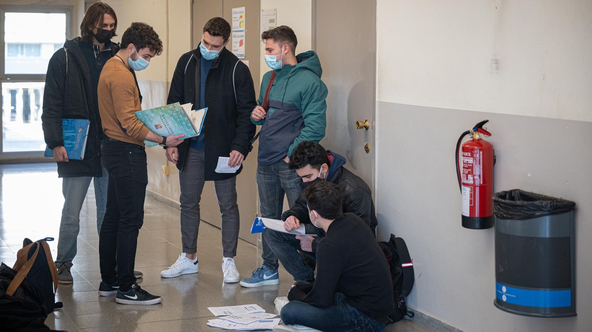 Universitarios, tras un examen presencial en la Facultadde Física y Química de la Universitat de Barcelona