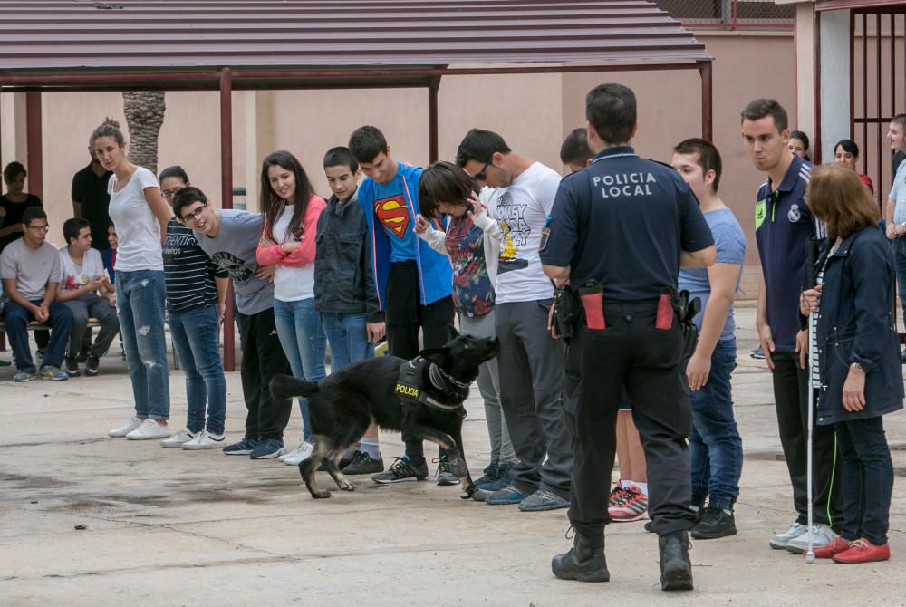 La Unidad Canina de la Policía Local visita colegios para concienciar contra las drogas y ha levantado 560 actas por consumo en 2016