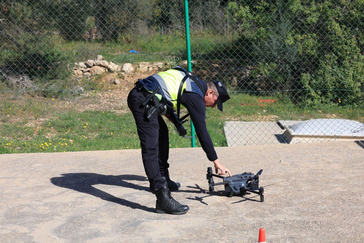 Un policía local de Santa Eulària manipula un dron