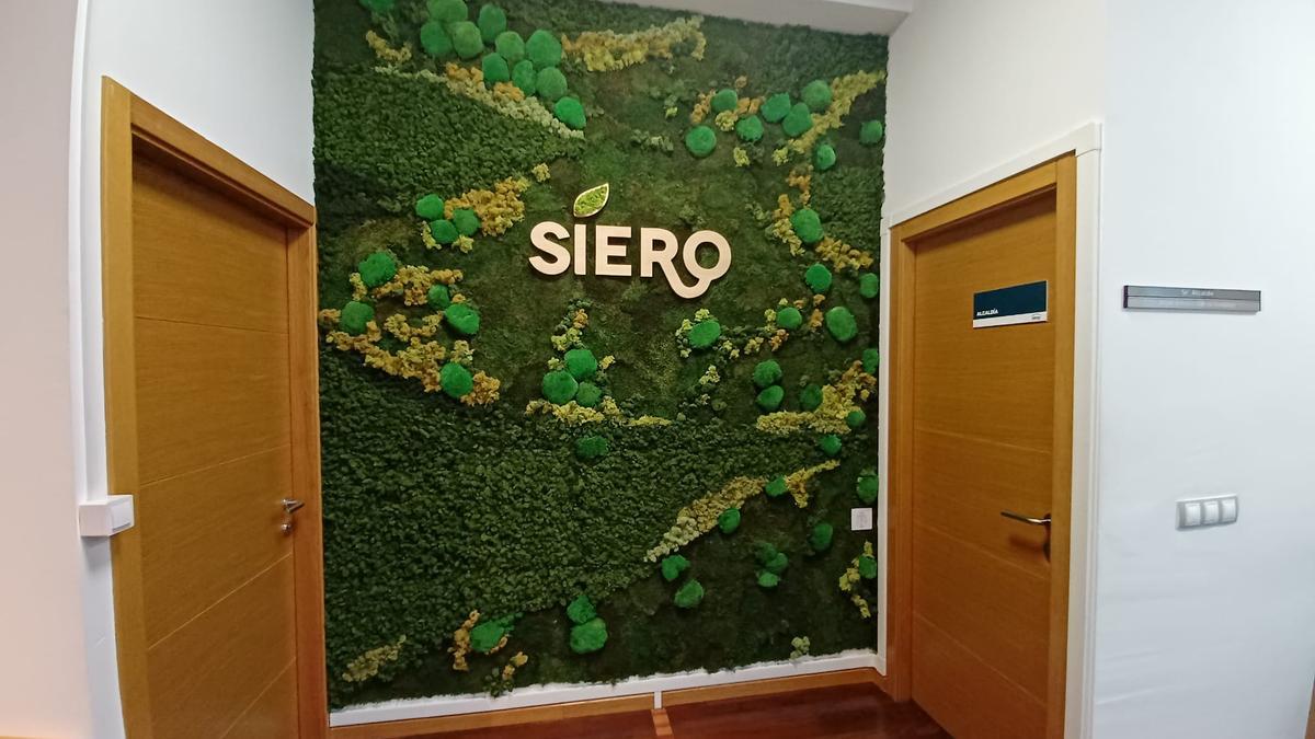 Zona de acceso al despacho de la Alcaldía, a la que se entra por la puerta de la derecha, en un espacio presidido por un mural con el logo de &quot;Siero Verde&quot;