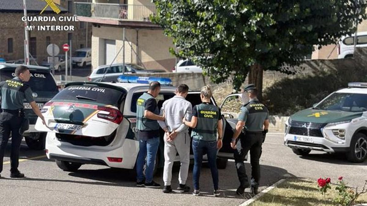 El detenido, llevado por la Guardia Civil.