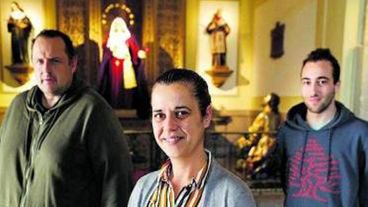 Juan Alberto Álvarez Bobes (a la izquierda), Paloma Frechilla González y Pelayo Sánchez González-Izquierdo, en la iglesia de La Corte. | Luisma Murias