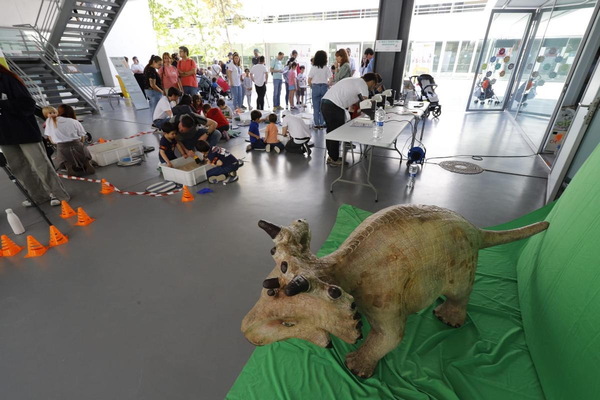 Miles de jóvenes se acercan a la ciencia en la Expociencia en el Parc Científic de la UV