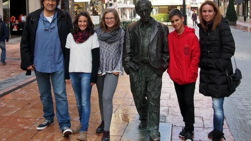 Profesores y alumnos, junto a Woody Allen.