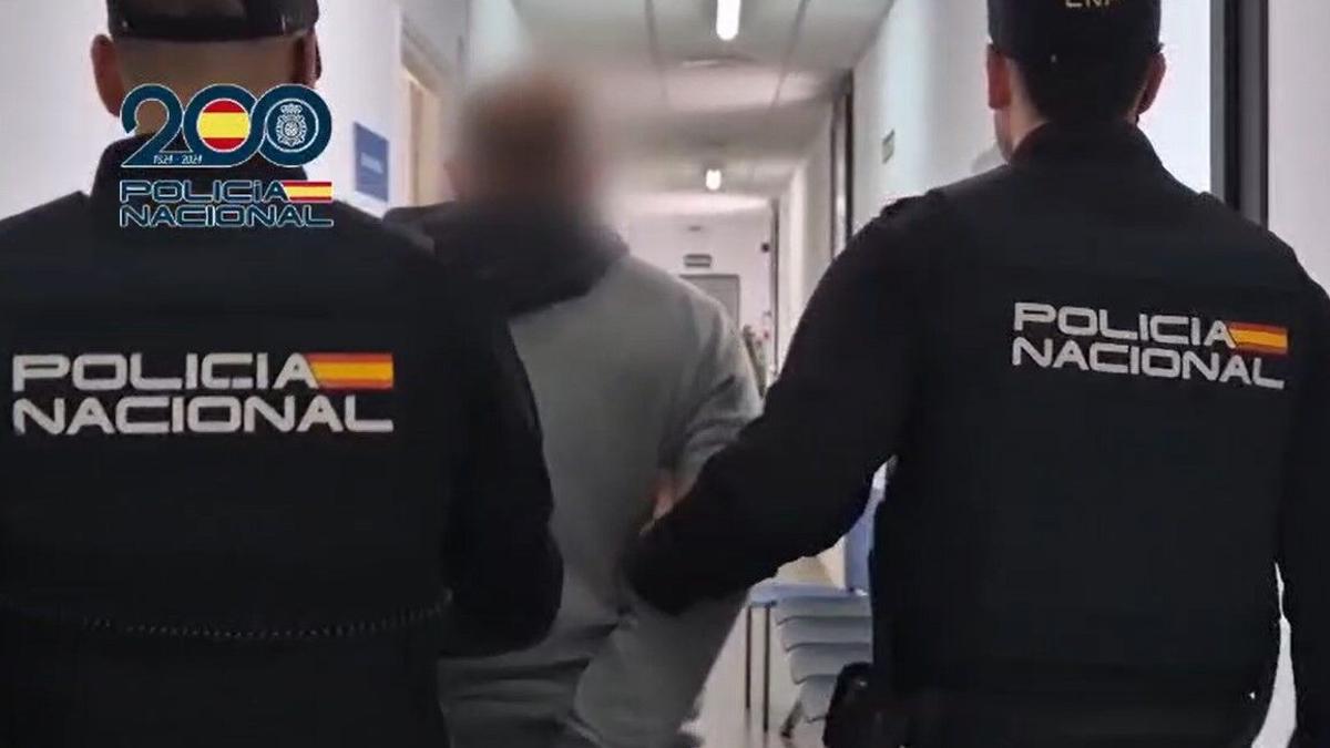 Imagen de archivo de dos policías nacionales trasladando a un detenido.