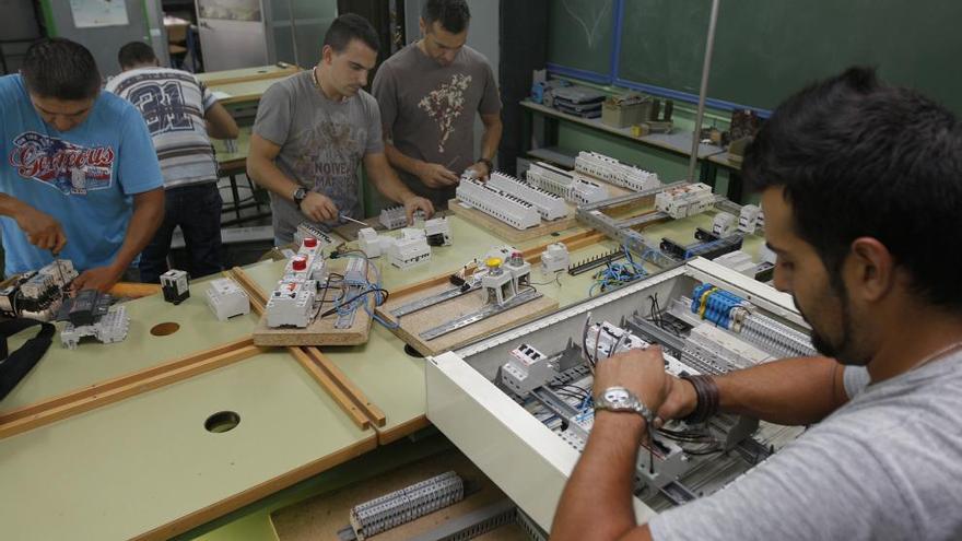 Jóvenes en un aula de formación del Politécnico