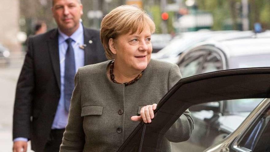Merkel llega a la reunión negociadora para formar el nuevo Gobierno de Alemania. // Efe