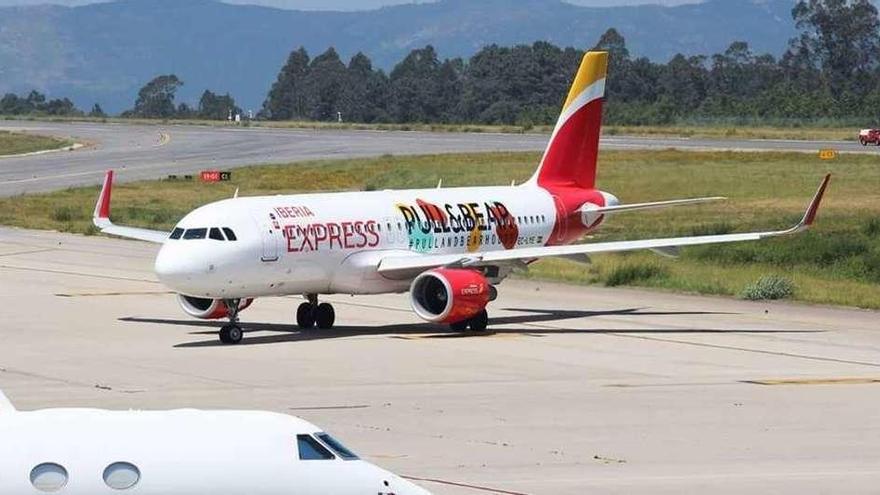 Un avión de Iberia Express en el aeropuerto de Peinador. // Carlos González