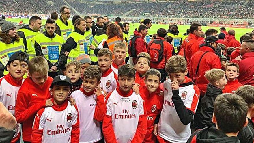 Los jugadores zamoranos que participaron en el Milan Day Camp se disponen a saltar al verde de San Siro.