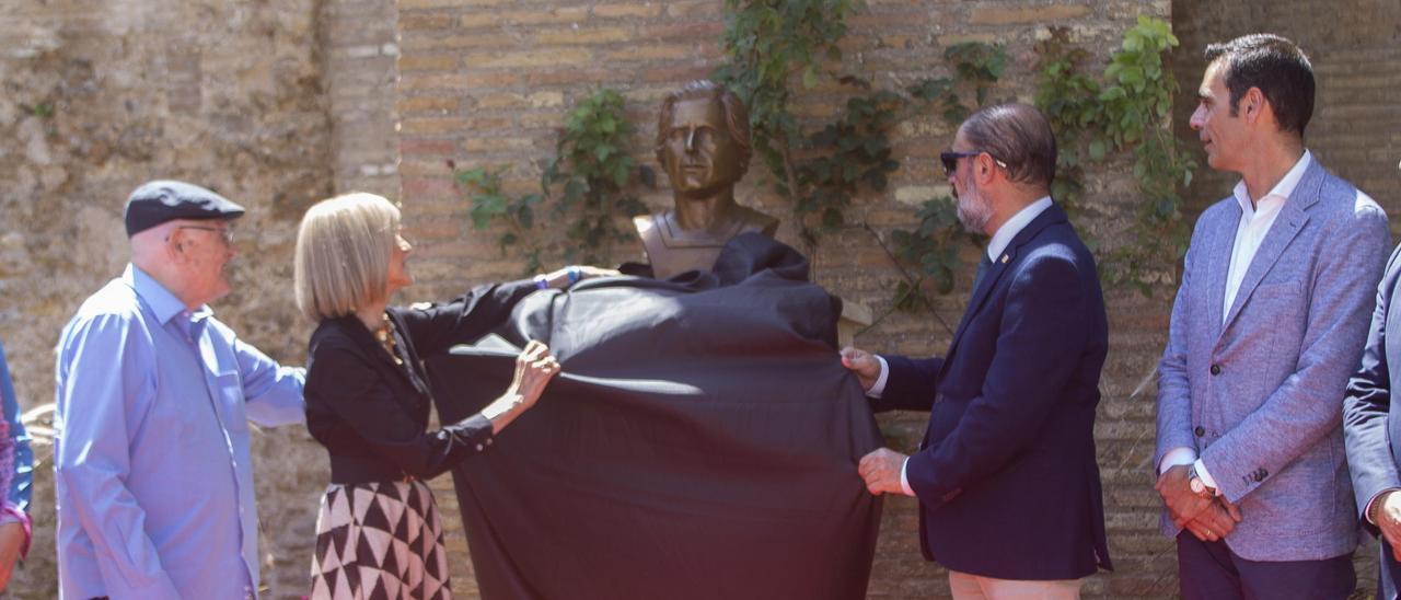 Gallur destapa un busto de María Domínguez en su memoria.