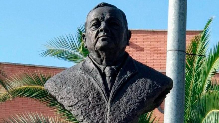 Busto de José Sánchez Pérez 'Josamper' en la entrada del polígono industrial La Vega de Villa del Río.
