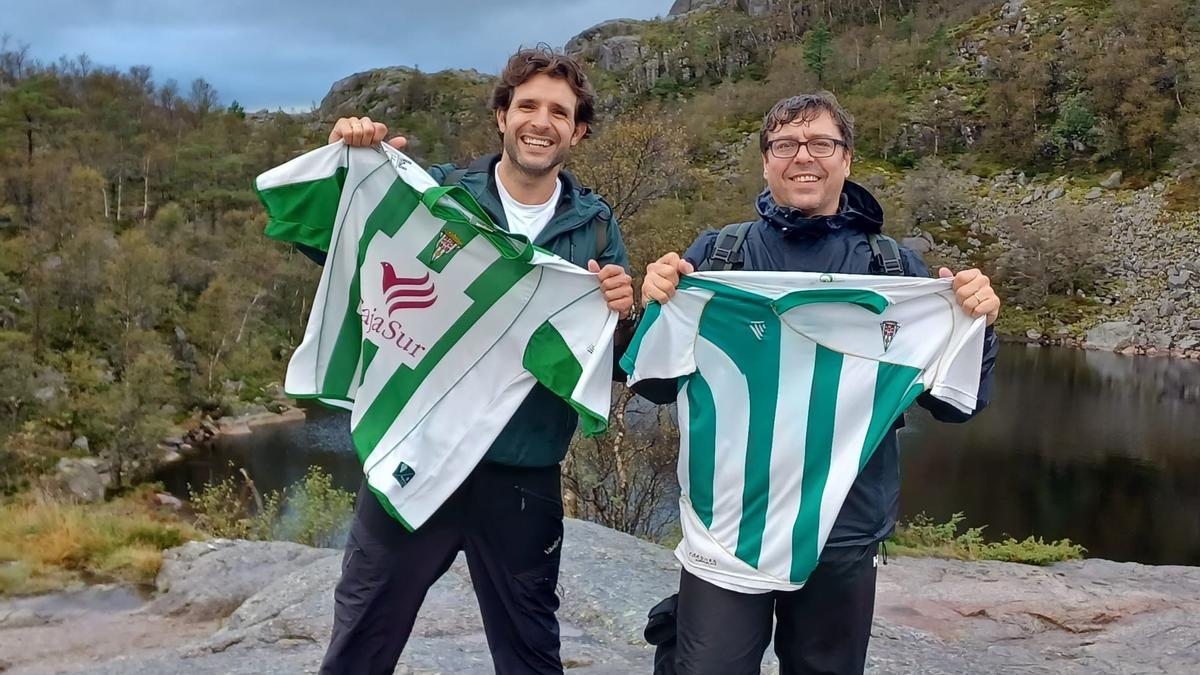 Los dos cordobeses muestran la camiseta del Córdoba CF en Noruega.