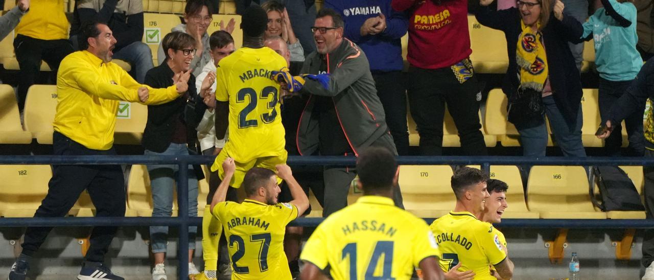 Mbacke celebra el gol con la grada del Mini Estadi tras darle el triunfo al Villarreal B ante el Oviedo.
