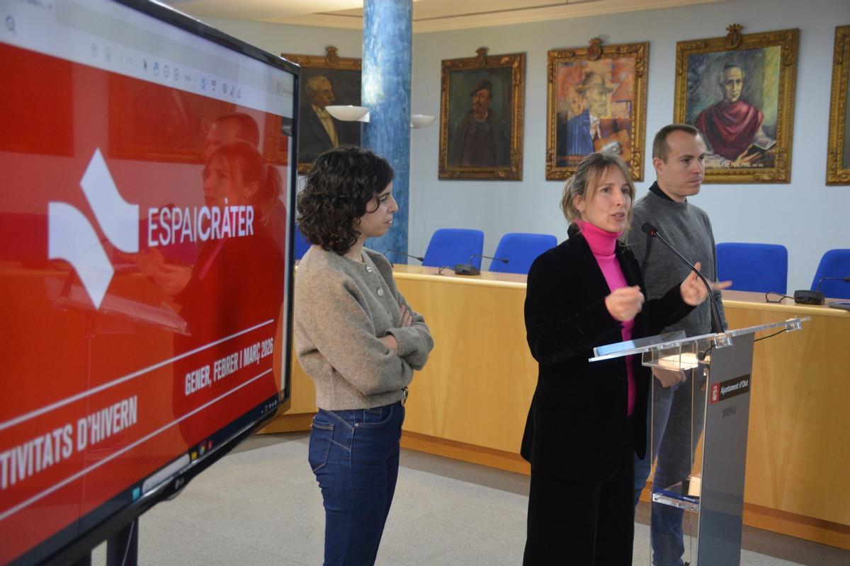 Compareixença de  la regidora d’Empresa i Turisme, Gemma Canalias, la tècnica d’Espai Cràter, Núria Llop, i el president de l’Associació Astronòmica de la Garrotxa, Jordi Esquerrà