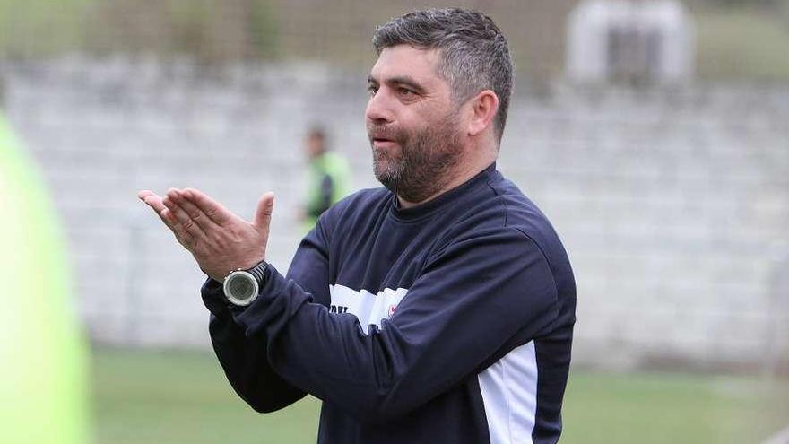 David Rivo aplaude a sus jugadores durante un partido del Velle. // Iñaki Osorio