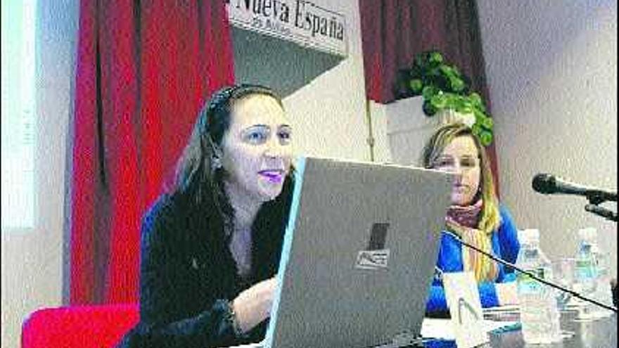 Rebeca Fernández, junto a Victoria Fidalgo, coordinadora del Club LA NUEVA ESPAÑA, en la Casa de Cultura, el martes.