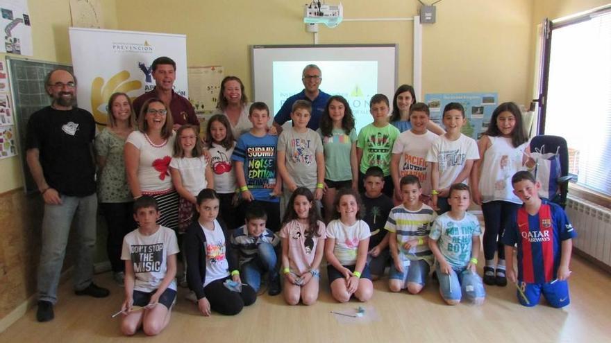 Los participantes en la jornada de prevención de riesgos escolares, ayer, en Nueva.