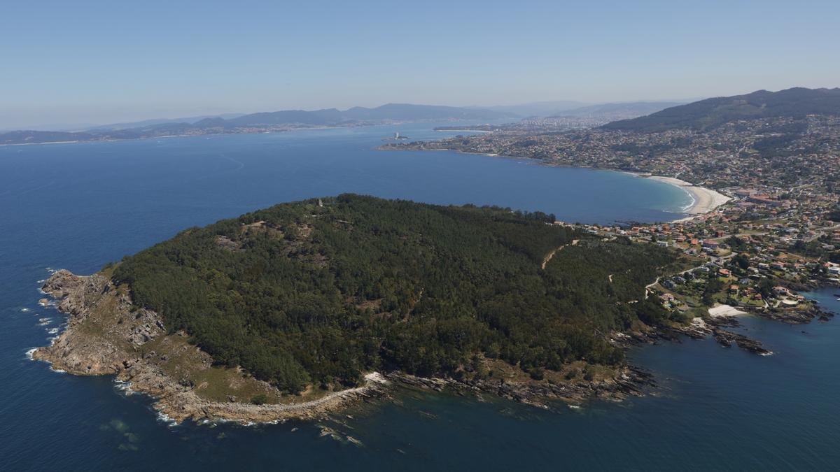 Cañones, un faro, acantilados y petroglifos: la ruta que descubre los encantos de Monteferro