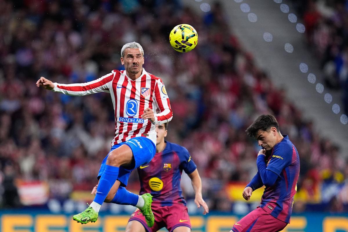 Griezmann cabecea junto a Pedri, este sábado en Madrid.