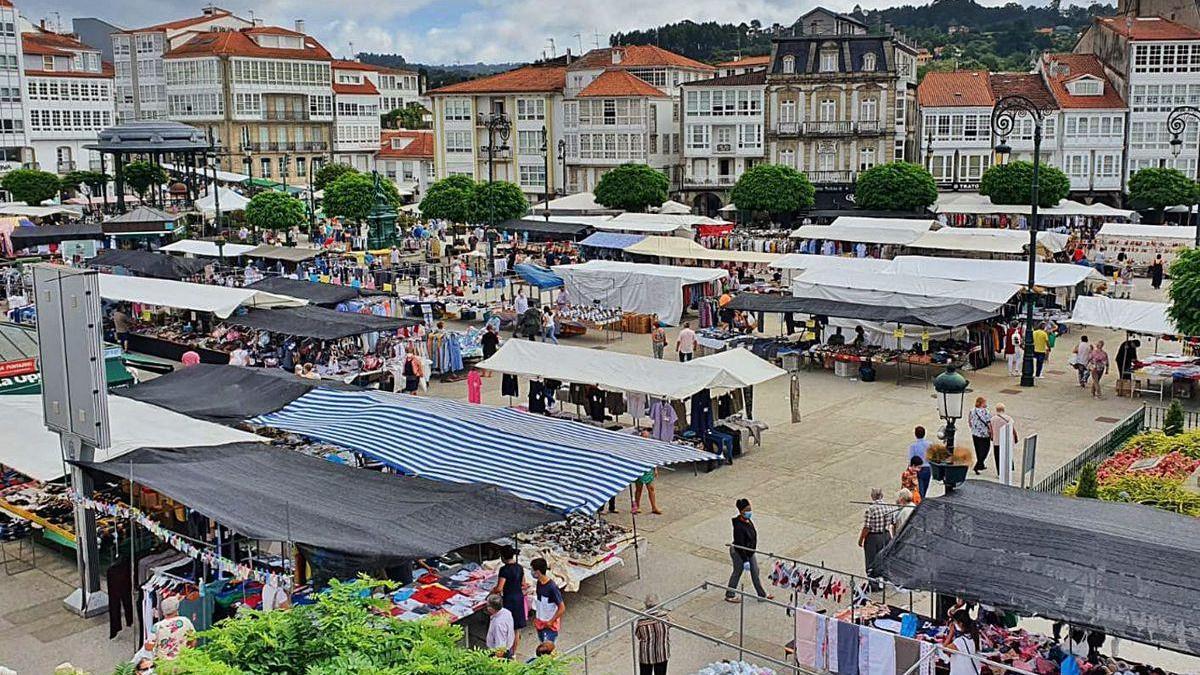 Feria con distancia y ausencias en Betanzos