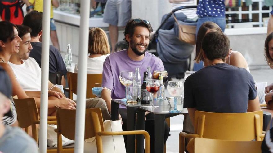 Clientes en una terraza de un local de hostelería de Vigo