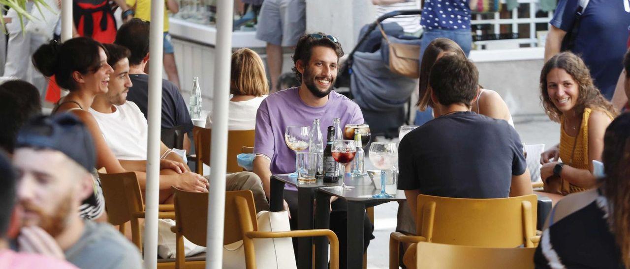 Clientes en una terraza de un local de hostelería de Vigo.