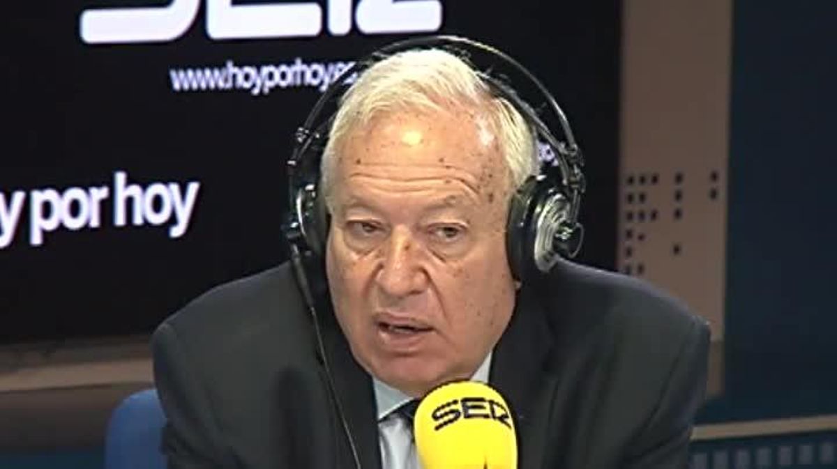 L’exministre d’Afers Estrangers, José Manuel García-Margallo, va assegurar en una entrevista a la Cadena Ser que ell estava “disposat a seguir” com a ministre, però, va afegir que probablement s’hagi entès que Alfonso Dastis “encaixava millor en el perfil del nou Govern”.