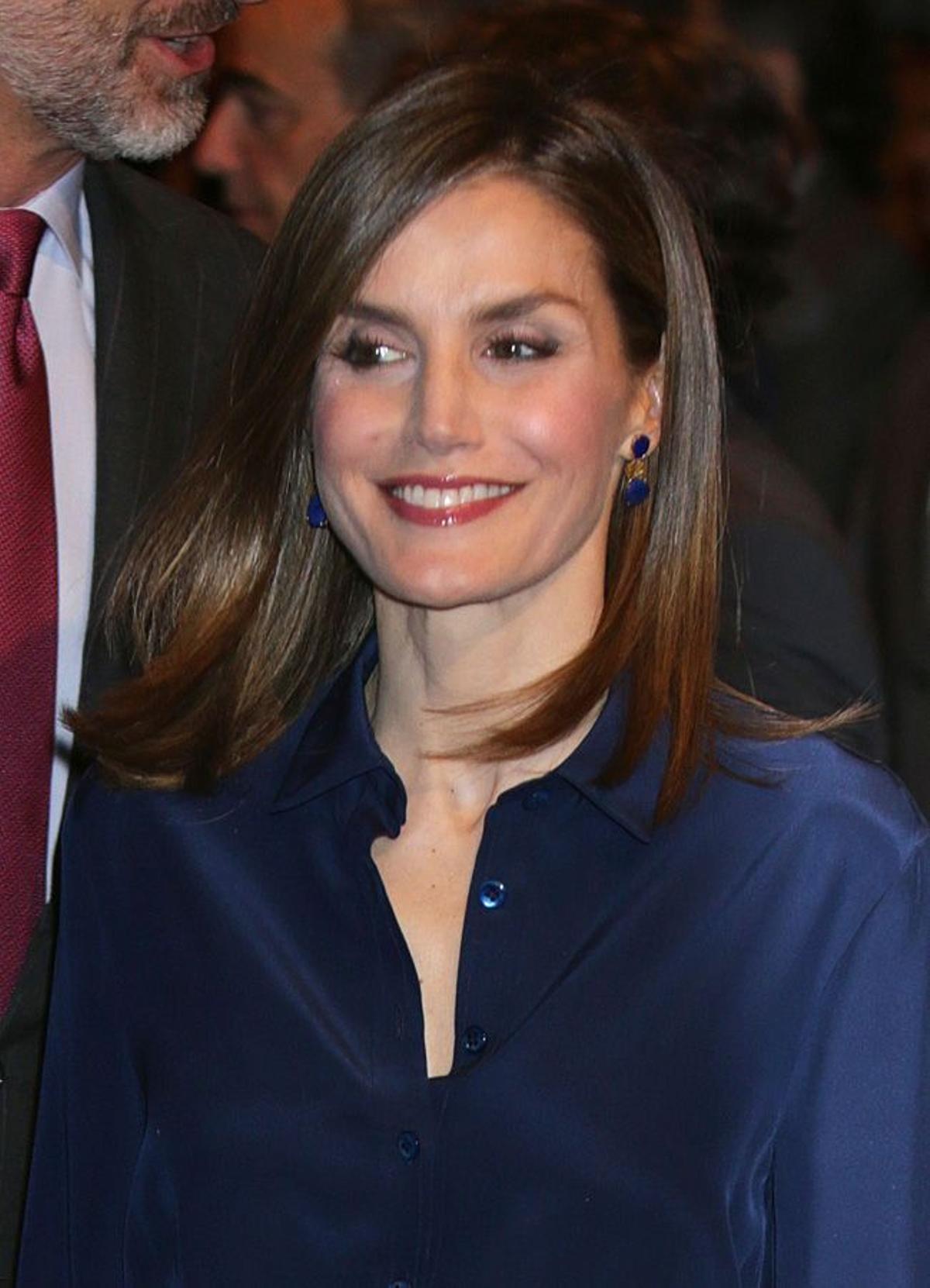 Letizia Ortiz con pendientes de Tous en azul marino