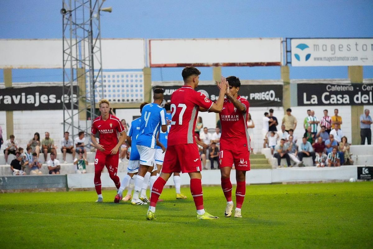Carmona, con el dorsal '27', celebra el gol de Kevin Medina en Pozoblanco.