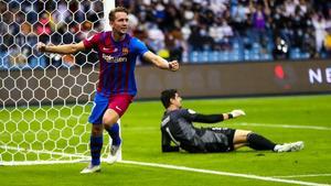 Luuk de Jong celebra su gol al Madrid ante Courtois en la semifinal de la Supercopa de España.