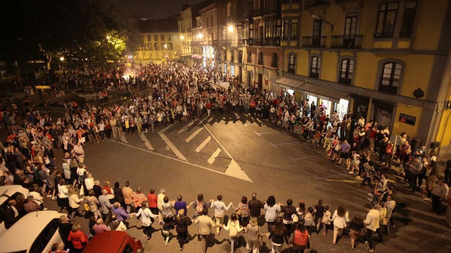 Avilés recibe el verano con la tradicional danza prima en la noche de San Xuan