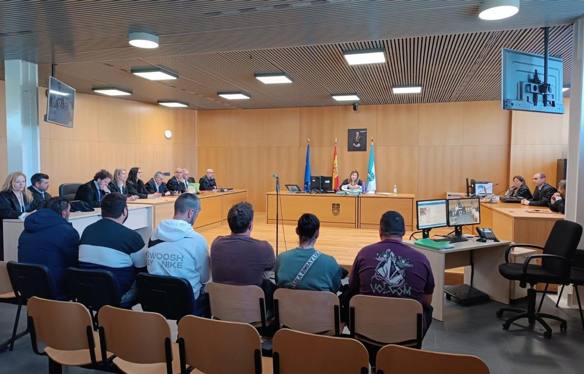 Los seis acusados que se presentaron ayer al juicio, y todos los abogados de la defensa. | FDV