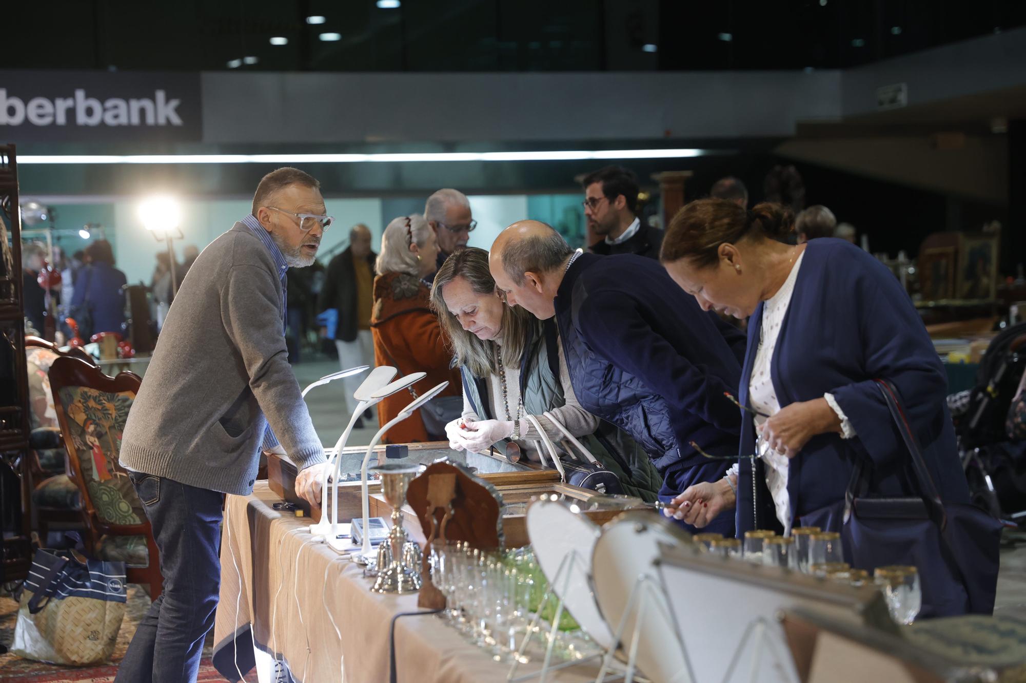 EN IMÁGENES: la feria de antigüedades y artículos vintage de Avilés