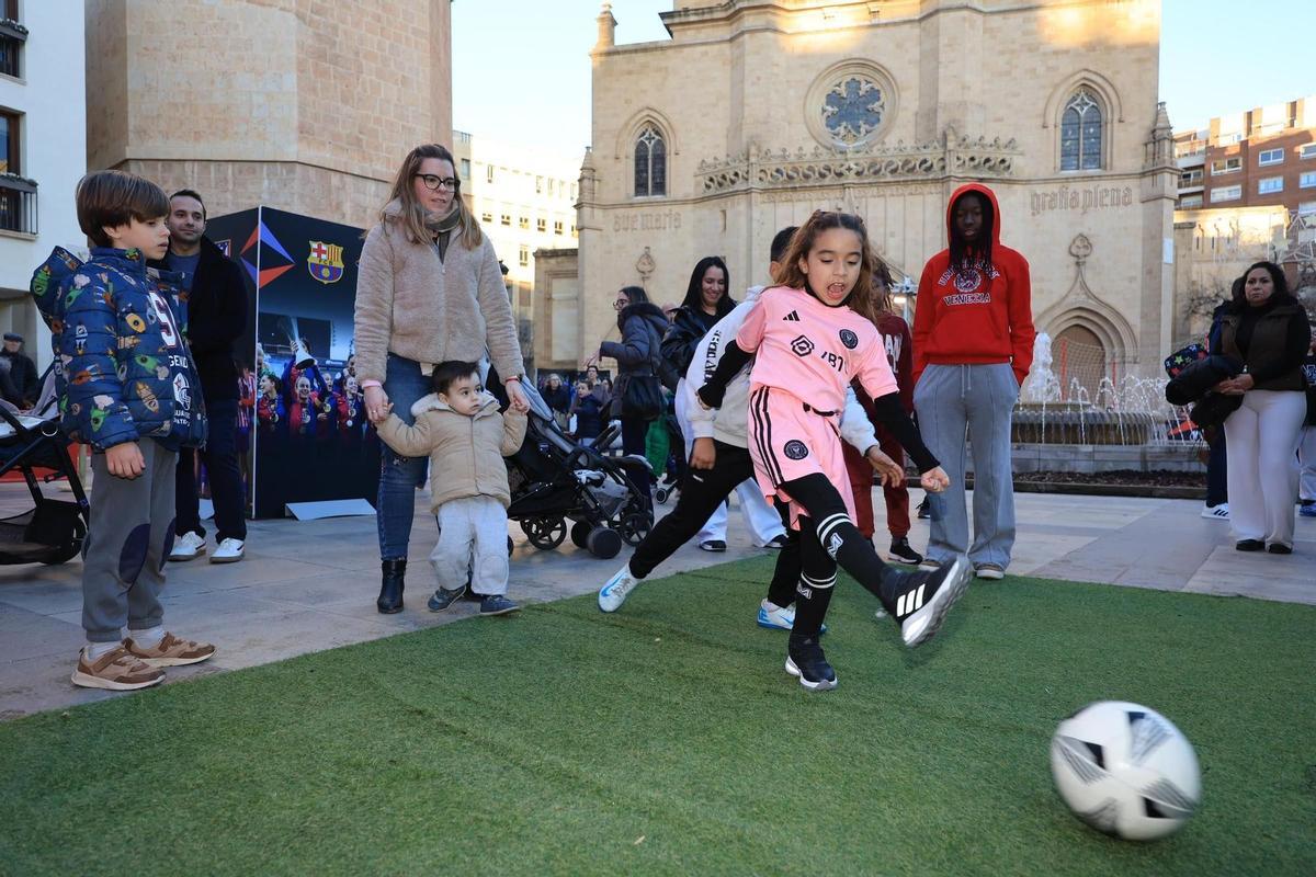 Una niña chuta durante la Fan Zone de la Supercopa, en la Plaza Mayor.