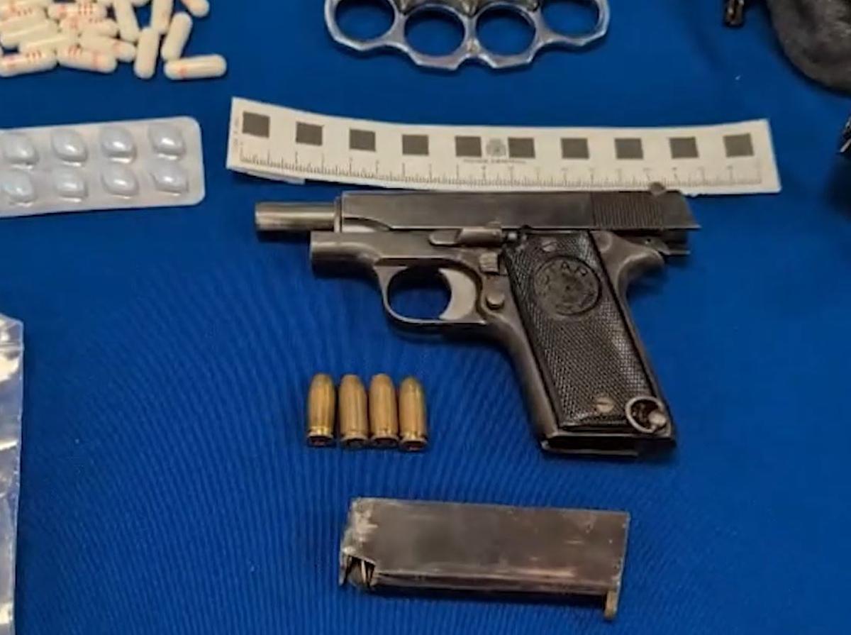 Arma intervenida al líder del grupo.