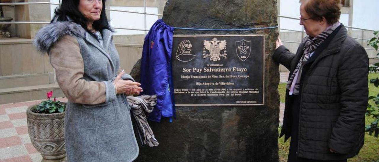 María Antonia Cordón y Victoria Martín, tras descubrir la placa.