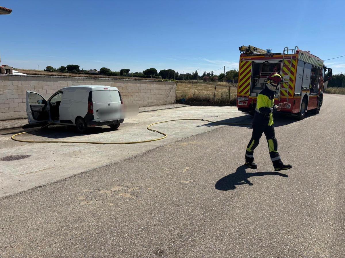 Vehículo incendiado en Arcenillas