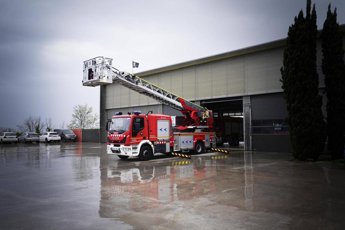 Parque de Bombers de la Generalitat en Badalona donde hay bomberos trabajando