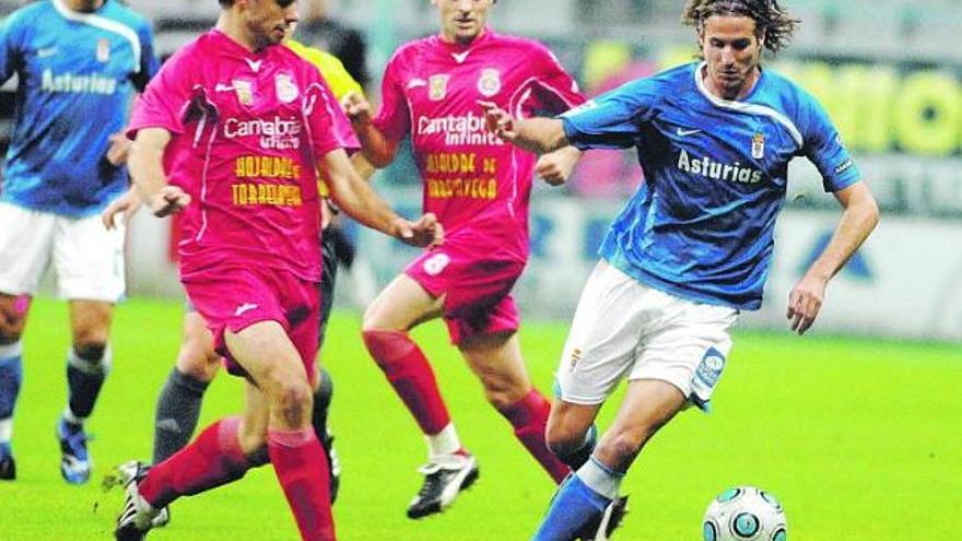 Jandro intenta un avance en el partido de anoche.