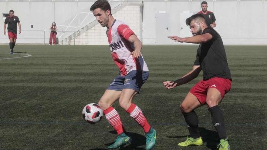 Jonás Caride controla un balón ante la oposición de un futbolista del Mensajero. // Santos Álvarez