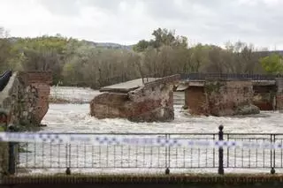 La crecida del río Tajo derrumba parte del puente Viejo de Talavera de la Reina (Toledo)